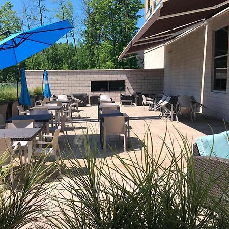 Courtyard By Marriott Montreal West Island/Baie D'Urfe Hotel Bagian luar foto