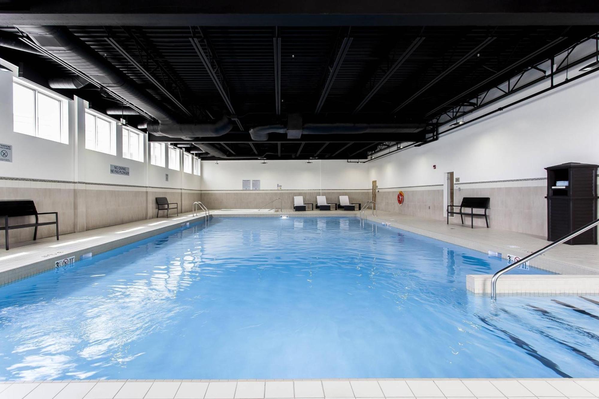 Courtyard By Marriott Montreal West Island/Baie D'Urfe Hotel Bagian luar foto