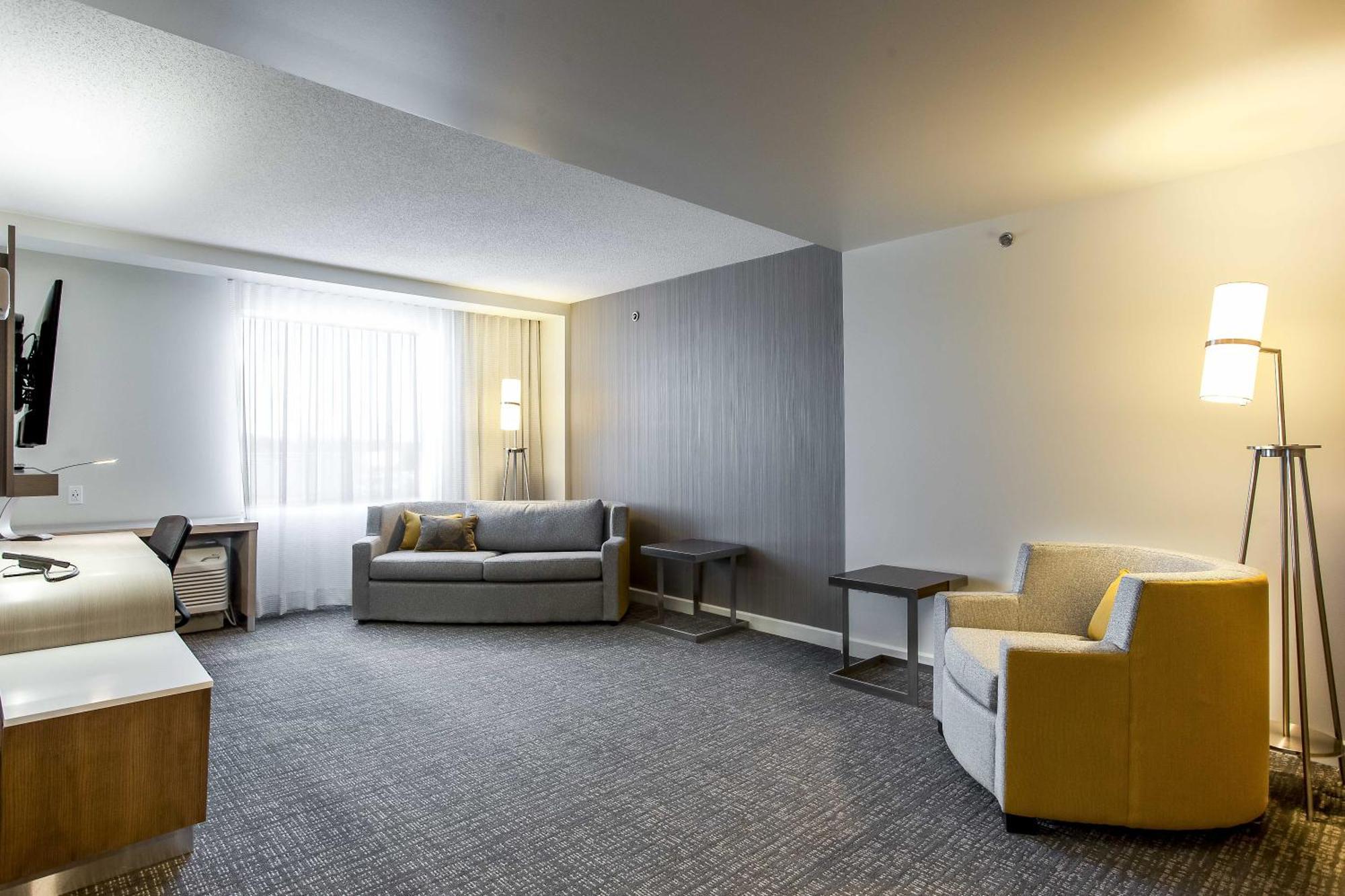 Courtyard By Marriott Montreal West Island/Baie D'Urfe Hotel Bagian luar foto