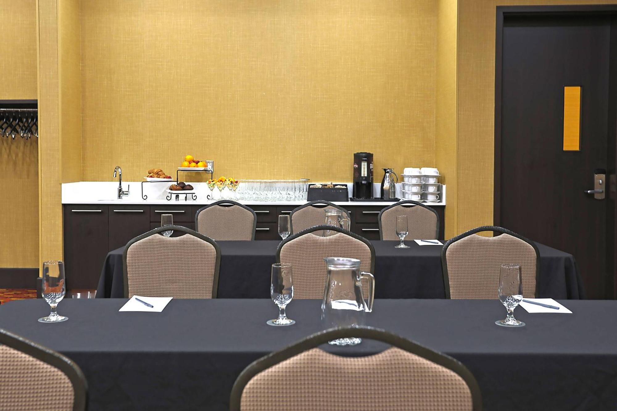 Courtyard By Marriott Montreal West Island/Baie D'Urfe Hotel Bagian luar foto