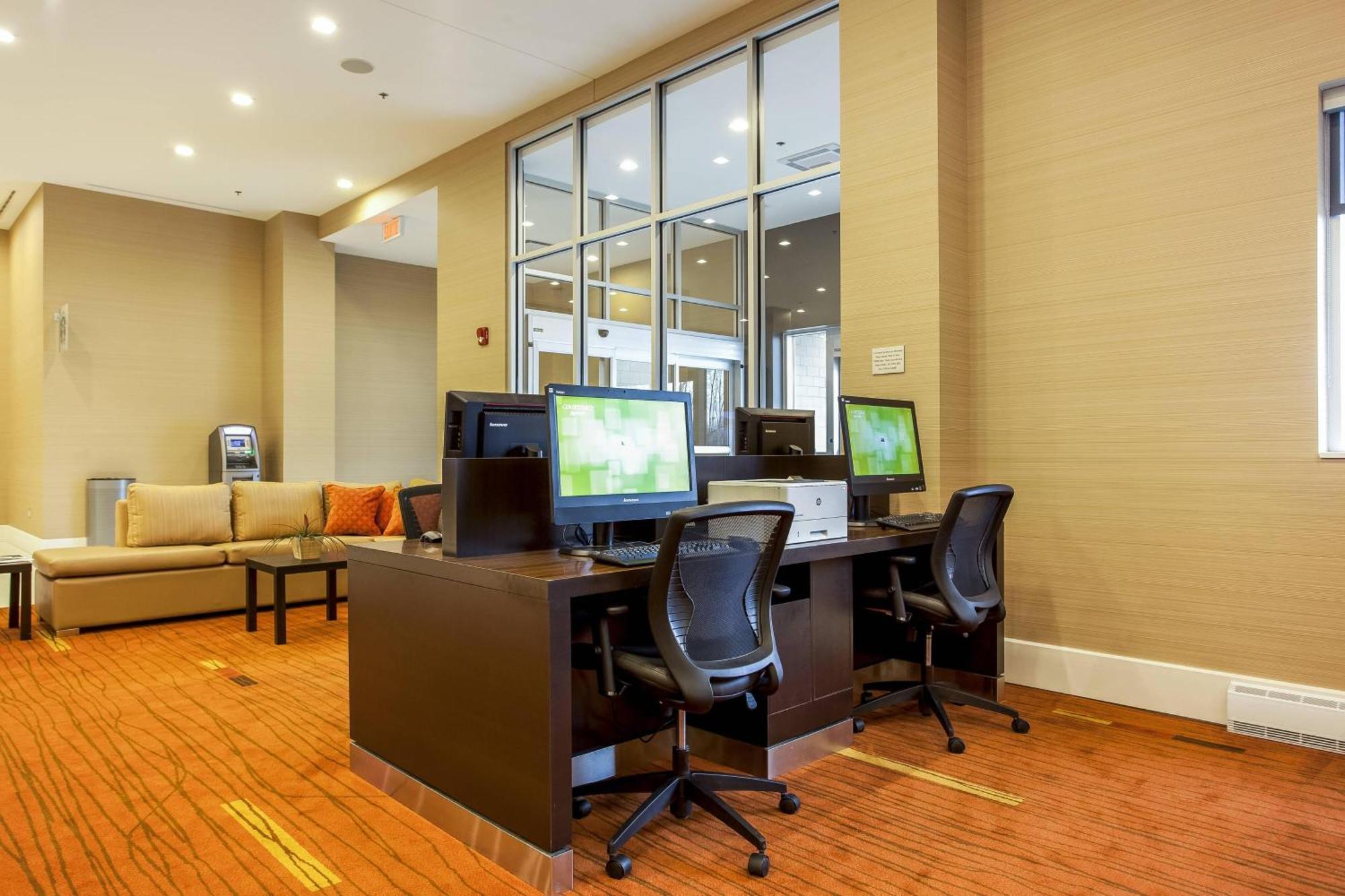 Courtyard By Marriott Montreal West Island/Baie D'Urfe Hotel Bagian luar foto