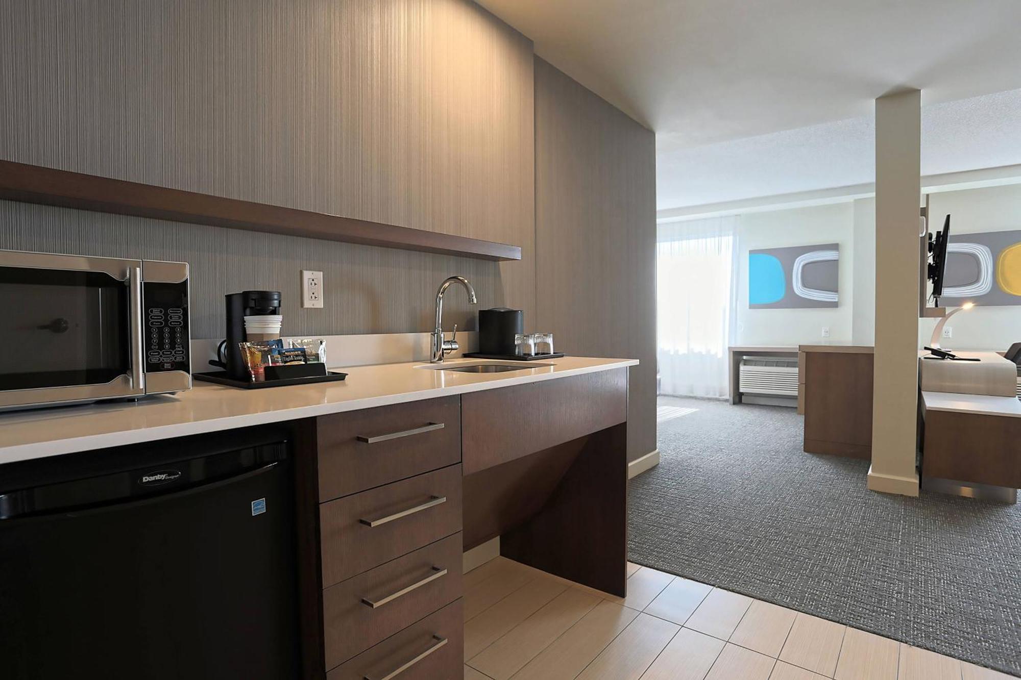 Courtyard By Marriott Montreal West Island/Baie D'Urfe Hotel Bagian luar foto