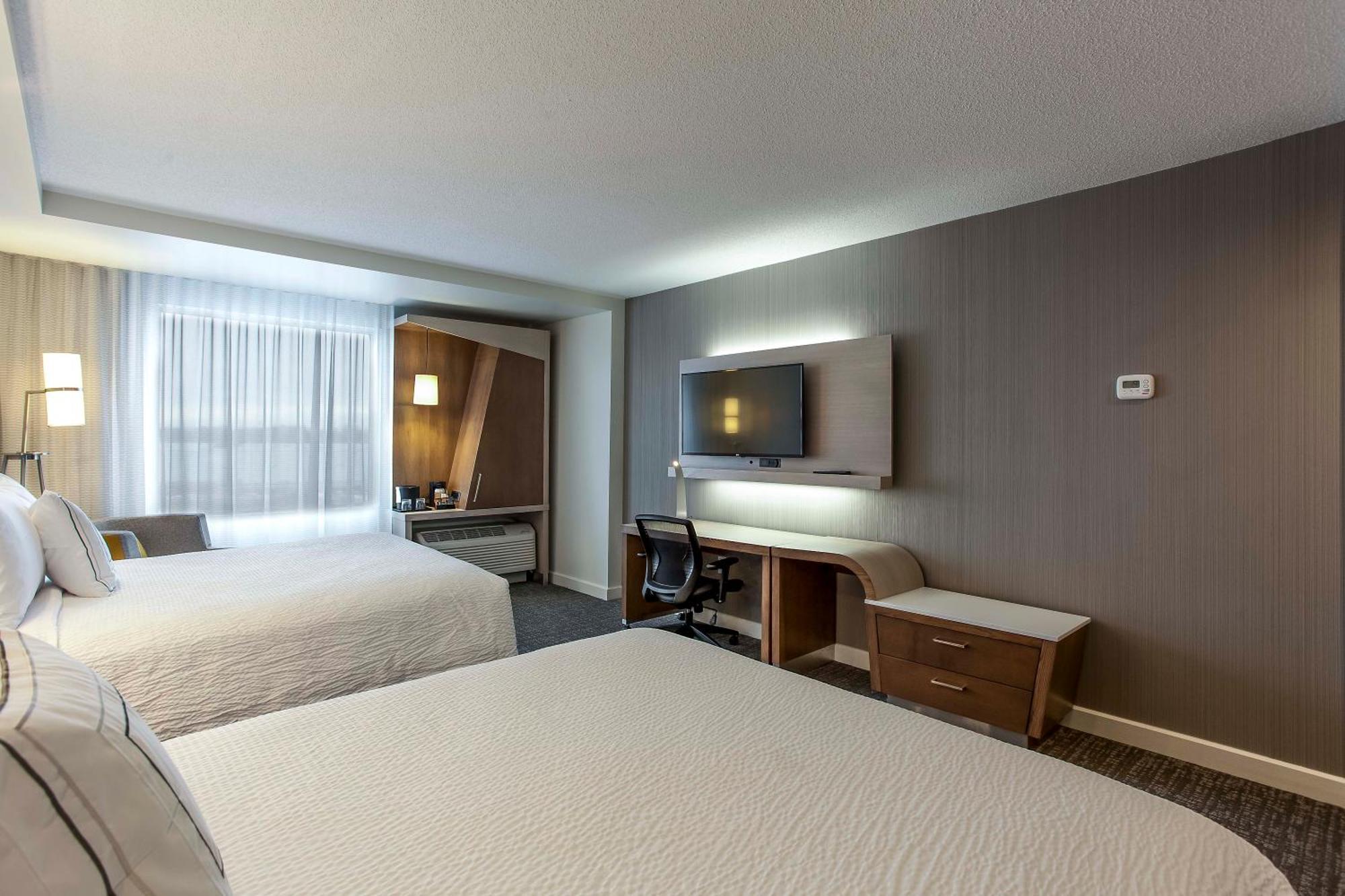Courtyard By Marriott Montreal West Island/Baie D'Urfe Hotel Bagian luar foto