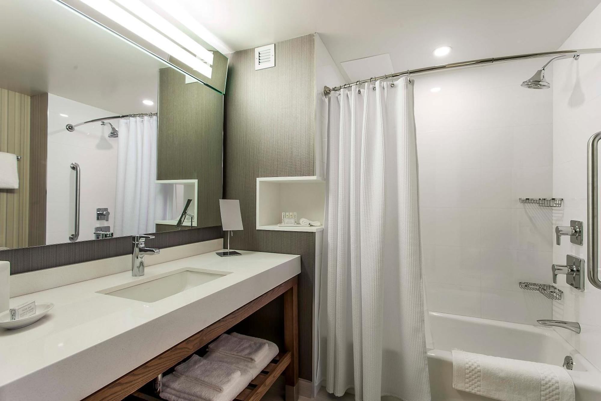 Courtyard By Marriott Montreal West Island/Baie D'Urfe Hotel Bagian luar foto