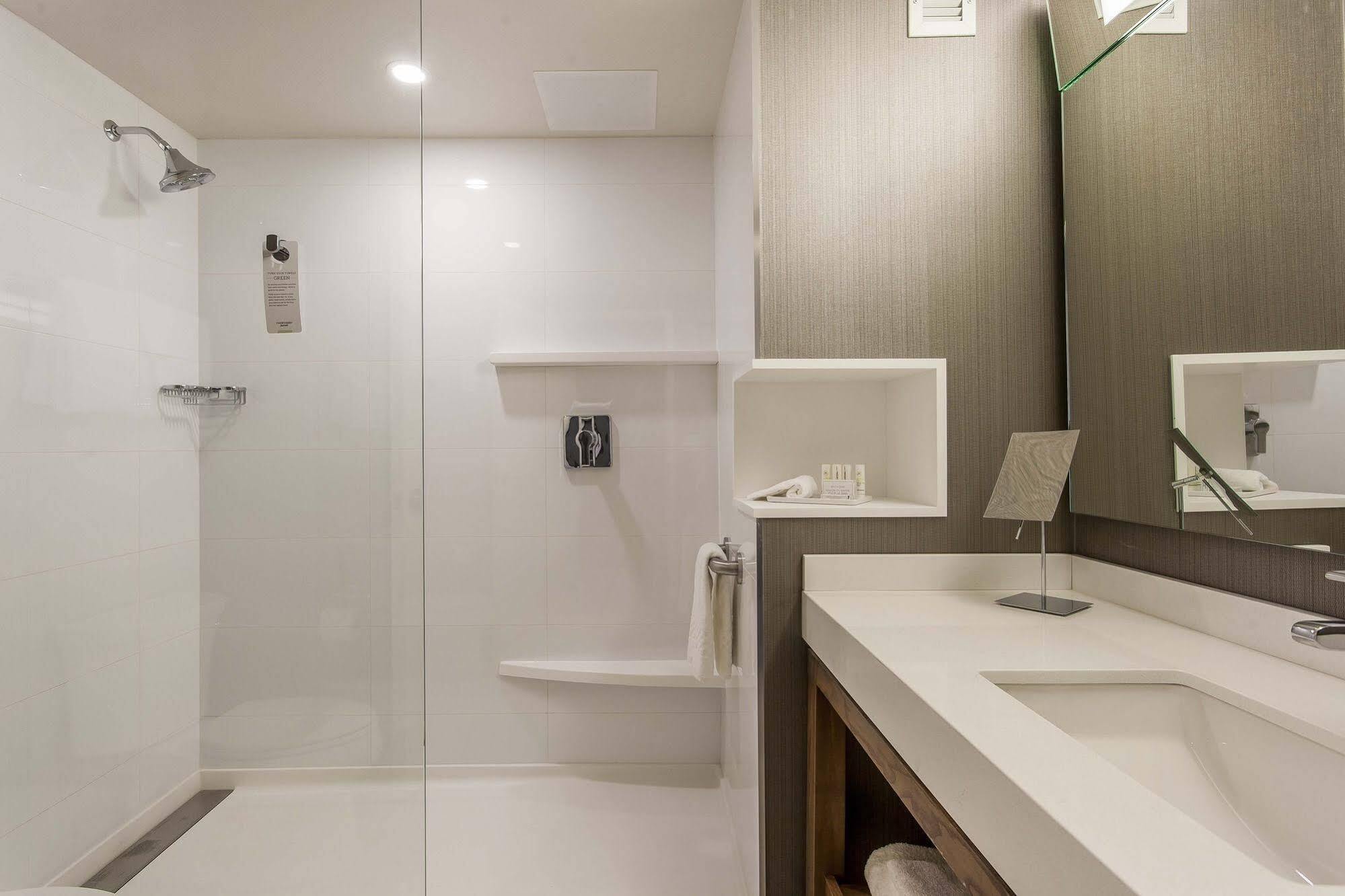 Courtyard By Marriott Montreal West Island/Baie D'Urfe Hotel Bagian luar foto