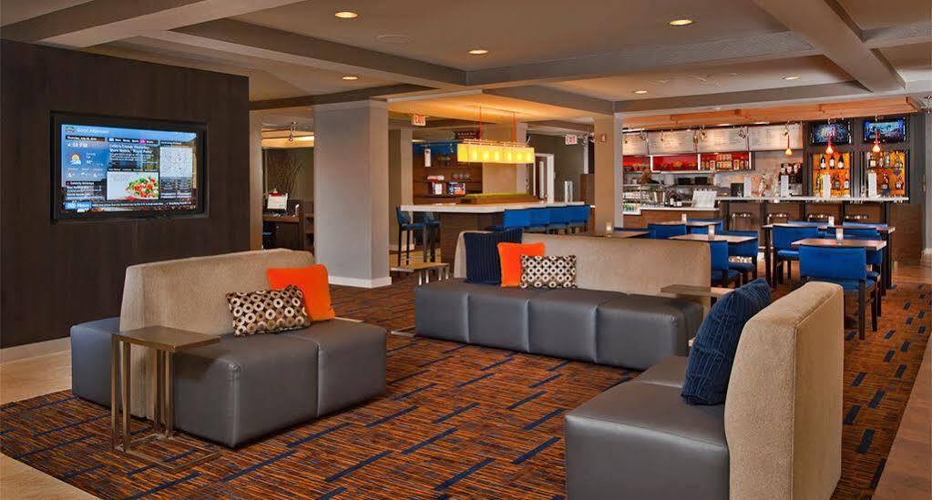 Courtyard By Marriott Montreal West Island/Baie D'Urfe Hotel Bagian luar foto